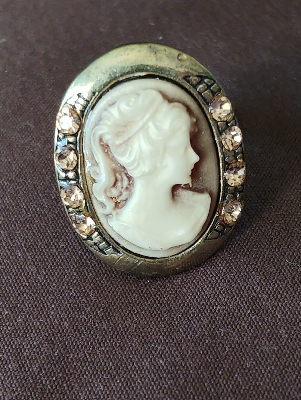 Vintage Cameo Statement Ring - Cream Cameo with Gold Frame